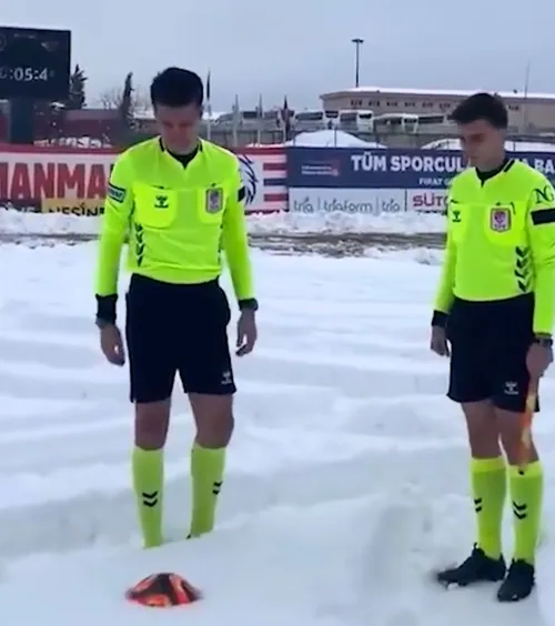 Nu s-a abătut de la procedură     VIDEO+FOTO:  Un arbitru a verificat dacă sare mingea, chiar dacă zăpada atingea   30 de centimetri