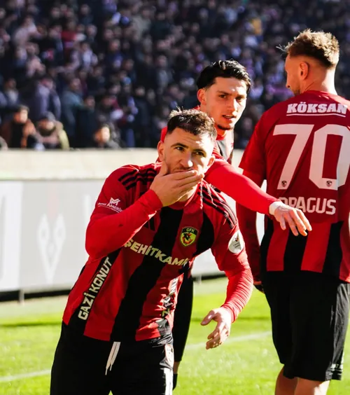 Fază românescă în Turcia    FOTO:   Combinație între   Sorescu și Drăguș  la golul marcat de Gaziantep, care a ratat victoria în ultimele minute