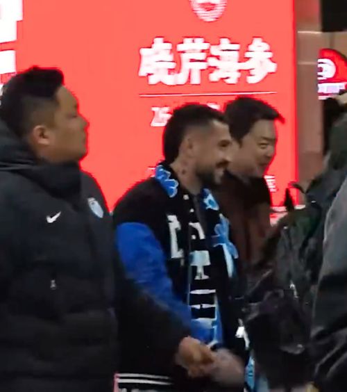 Stanciu a ajuns în China!    VIDEO.  Nebunie la aeroport. Zeci de fani l-au așteptat pe mijlocaș după mesajul clubului.   Cu cine semnează