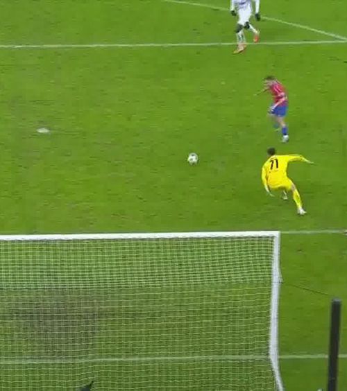 A tras ca la rugby!    FOTO.   Ocazie imensă irosită de   Mihai Toma!  A șutat în tribună din câțiva metri, apoi FCSB a primit rapid două goluri