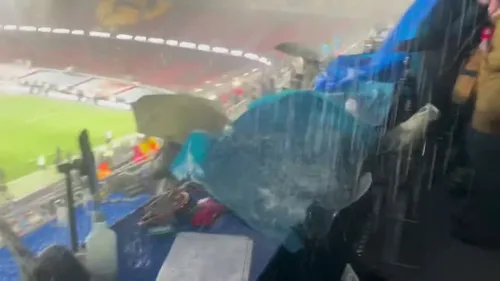 Comentatorii, în mijlocul furtunii de pe Camp Nou. Foto: Captură „X”, @alfremartinezz