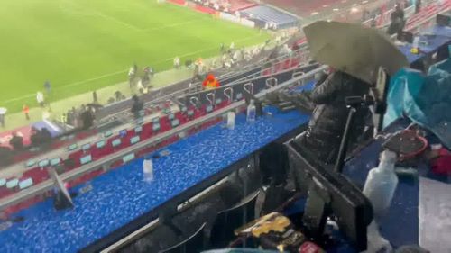 Comentatorii, în mijlocul furtunii de pe Camp Nou. Foto: Captură „X”, @alfremartinezz