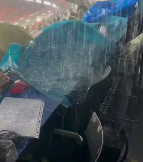 Haos la masa presei și în lojile de pe Camp Nou  Stadionul, a cărui renovare este estimată la 1,5 miliarde de euro,   a fost inundat