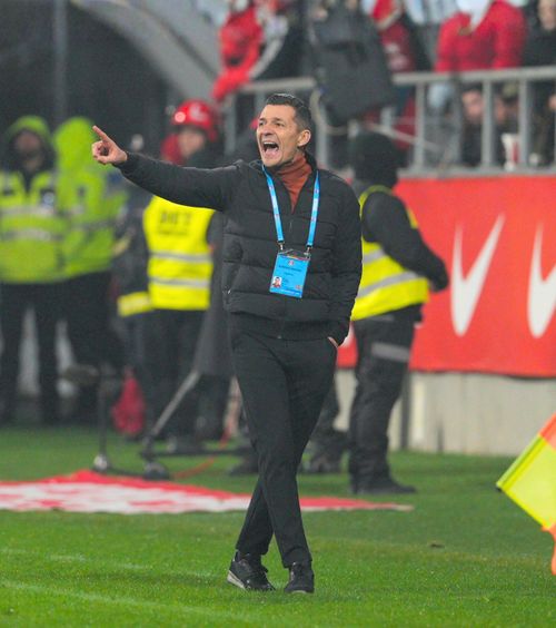 Gâlcă nu se abate de la plan  Antrenorul giuleștenilor rămâne cu picioarele pe pământ după   succesul de la Arad:  „Fiecare știe pentru ce joacă”