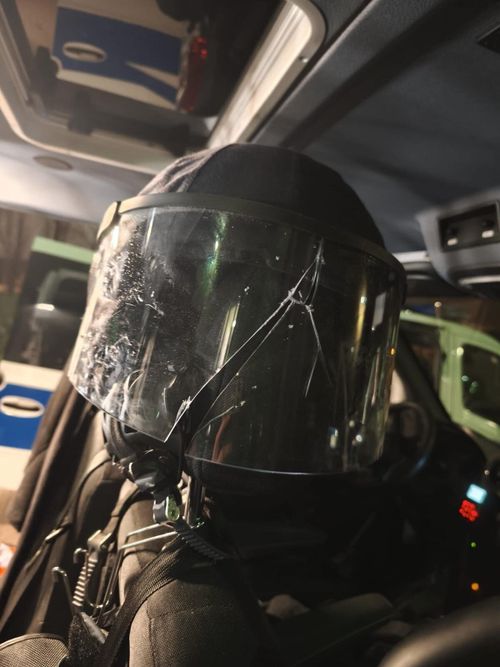 Casca unui polițist a fost spartă după ce a fost lovit de un fan. Foto: X/CrimeNewsHH