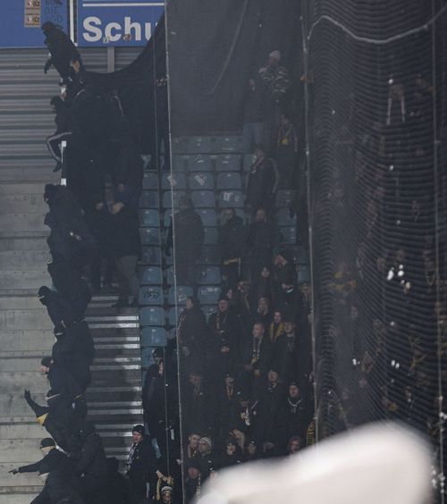 Polițiști răniți în derby    FOTO.  Scene șocante în Germania. Fanii   au aruncat cu pietre  și capace de canalizare