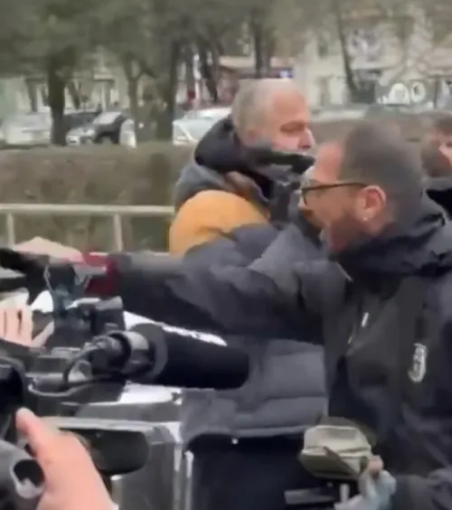 Un fan PAOK a lovit o cameră de filmat    Scene tensionate  în fața spitalului în care se află victimele accidentului în care au murit 7 oameni