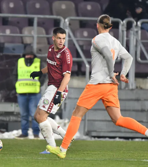 Paraschiv, plusuri și minusuri    Cristi Săpunaru  l-a analizat pe atacantul Rapidului: „Defensiv, senzațional, dar n-a avut realizări pe faza ofensivă”