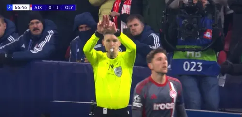 Faza din Ajax - Olympiacos, identică cu cea din UTA Arad - Rapid. Foto: Captură Facebook/Baratky Bogdan