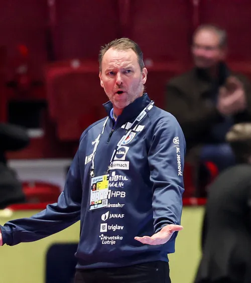 „Ne-au tratat ca pe niște găini”    FOTO.  A răbufnit înaintea semifinalei de la   Campionatul European  » Imagini uluitoare cu jucătorii: „Șocant și scandalos”