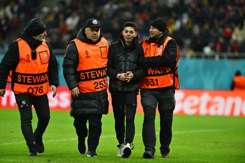 Fan intrat pe teren FCSB - Fenerbahce Foto Raed Krishan - GOLAZO.ro.jpg