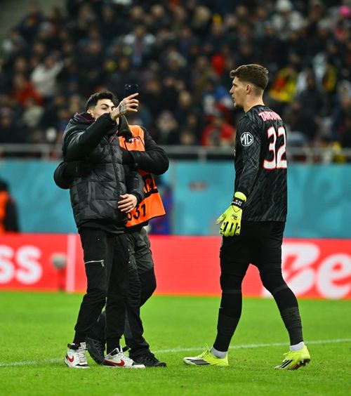 A întrerupt meciul     FOTO.  Un suporter   a intrat pe gazon  în FCSB - Fenerbahce pentru selfie-uri