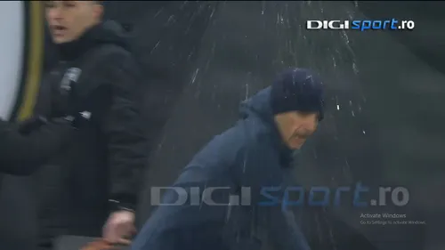 Eliminarea lui Răzvan Lucescu din meciul dintre Olympique Lyon și PAOK. Foto: Captură/Digi Sport