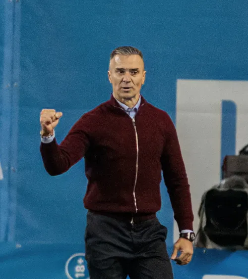 „E un defect”  Daniel Pancu a vorbit despre gesturile sale: „Asta se întâmplă   când mă vedeți că fac ca maimuța  pe bancă”