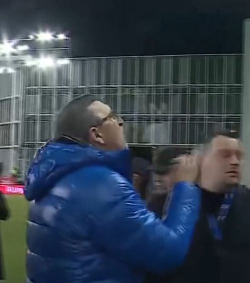 Moment tensionat    FOTO.     Eugen Neagoe  s-a dus la fanii lui Dinamo după ce a fost înjurat: „Băăă, niciodată nu v-am jignit!”
