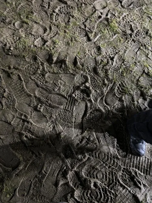 Probleme mari pe Arc    FOTO:  Dinamoviștii au intrat în stadion   prin noroi și ripostează:  „Mai bine interzicem orice galerie adversă”