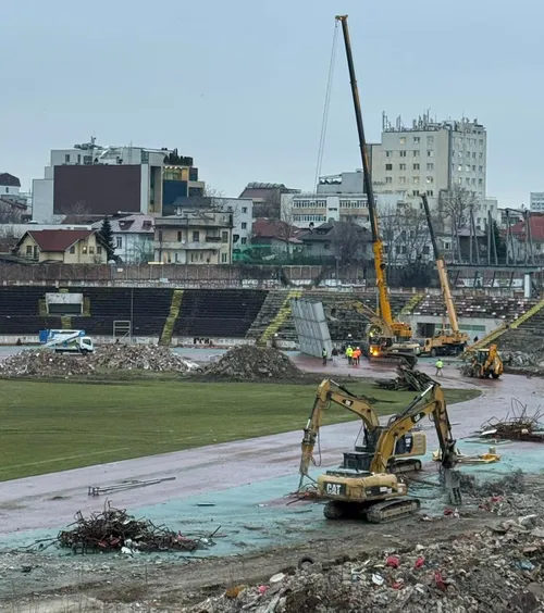 Mobilizare peste așteptări    FOTO:  Au intrat buldozerele în   peluzele Nord și Sud de pe stadionul Dinamo.  Tribuna II e deja istorie