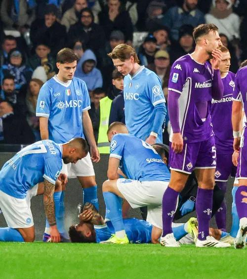 Accidentare gravă în Serie A     FOTO.  Căpitanul lui Napoli,   scos pe targă  în meciul cu Fiorentina » Ar putea fi OUT până la finalul sezonului
