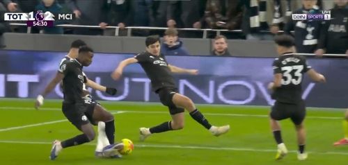 Lovitura lui Solanke asupra lui Marc Guehi Foto captura ecran X .jpg