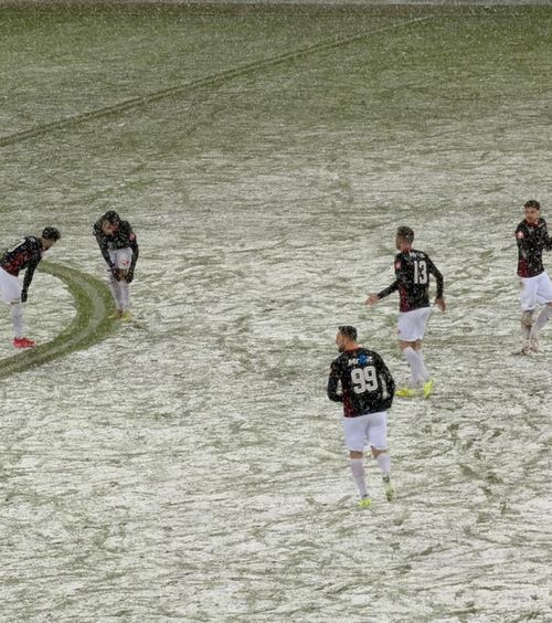 Zăpada le-a dat bătăi de cap    FOTO.  Ce s-a întâmplat la pauza meciului   FCSB - Csikszereda