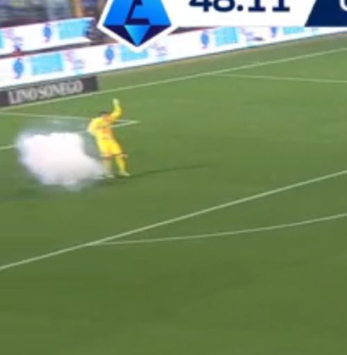 Portarul lui Cremonese, aproape lovit de o petardă