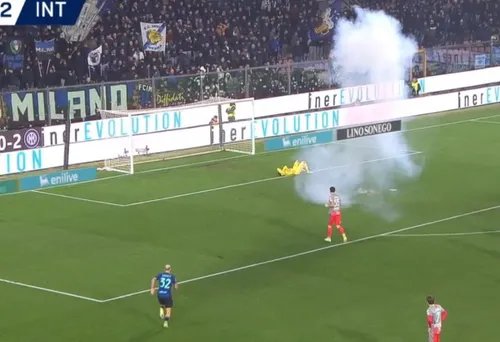 Portarul lui Cremonese, aproape lovit de o petardă