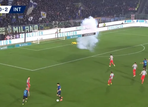 Portarul lui Cremonese, aproape lovit de o petardă