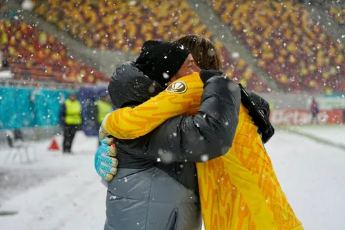 CU SUFLETUL LA GURĂ    Debutul lui Matei Popa,  văzut de la stadion. Ce a făcut tatăl său: emoții, indicații și o îmbrățișare după un final fericit