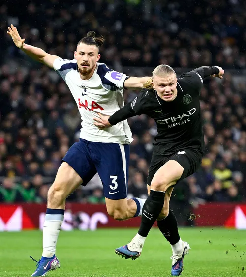 Nu-l lasă pe Drăgușin să plece!    Românul va rămâne la Tottenham și în retur.  Ce i-a făcut pe cei de la Spurs să-l blocheze în ultima zi de mercato