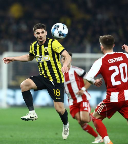 A scăpat de amendă  Răzvan Marin nu va mai plăti   17.400 de euro  » Patronul lui AEK l-a iertat după un joc cu scandal cu Olympiacos. A intrat pe teren!