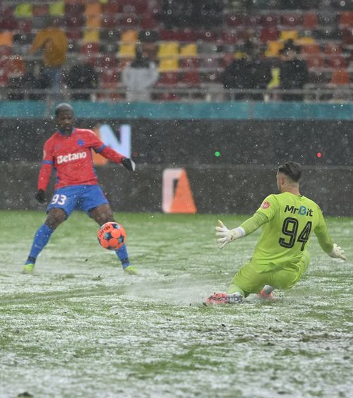 „Nu se poate așa!”    FOTO.  Atacantul de la FCSB,   criticat   după ratarea uriașă din meciul cu Csikszereda: „Nu înțeleg”