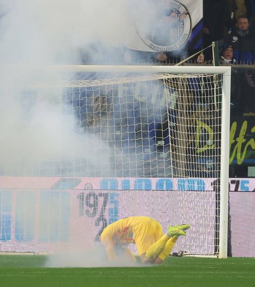 Victima propriei prostii   Ce a pățit fanul care a oprit meciul lui Inter. A fost la un pas de a răni un jucător cu o petardă,   dar nu s-a potolit  » Pericol pentru echipa lui Chivu