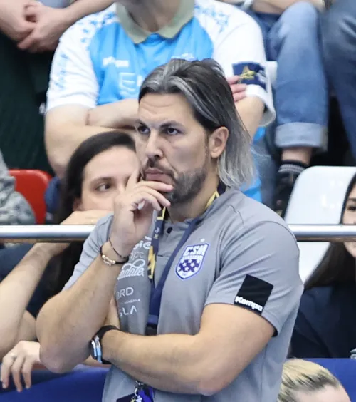 Haos la CSM București  Antrenorul Adi Vasile a plecat de trei luni de la echipă, dar   încă apare în acte  și cere salariile restante » Reacția clubului