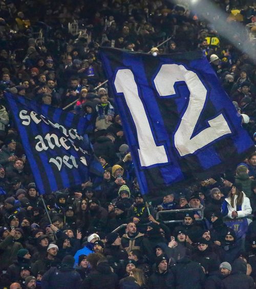 Ultrașii lui Inter, atac rasist  Scene șocante în Italia: patru tineri   au fost bătuți și batjocoriți  în gară de ultrașii echipei lui Chivu