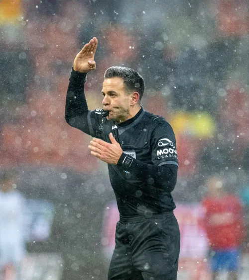 „Cum să inventezi așa ceva?”     MM Stoica, furios!  Reacție dură la adresa arbitrajului: „Ne-ai scos din play-off?!”