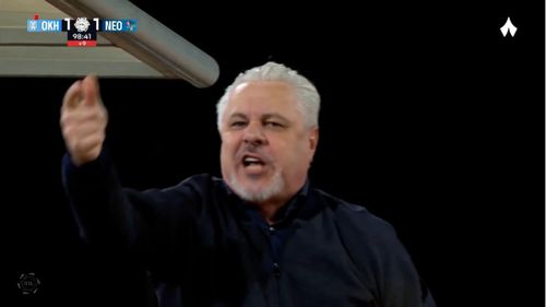 Marius Șumudică și-a ieșit din minți la meciul Al-Okhdood - Neom SC 1-1. Foto: Captură „X”, @thmanyahsports