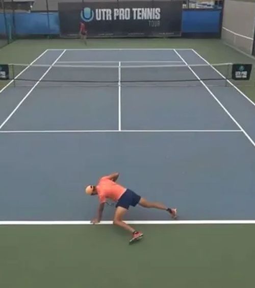 Așa ceva nu s-a mai văzut în tenis!    VIDEO:  Scene bizare la o partidă din Australia.   Tehnică dezastruoasă sau crampe?