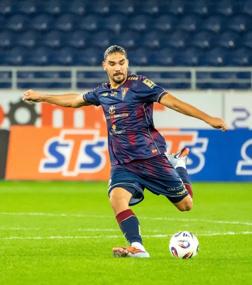 Răsturnare de situație   Jucătorul despre care polonezii scriau că merge la   FCSB  va bate palma cu marea rivală din Liga 1!