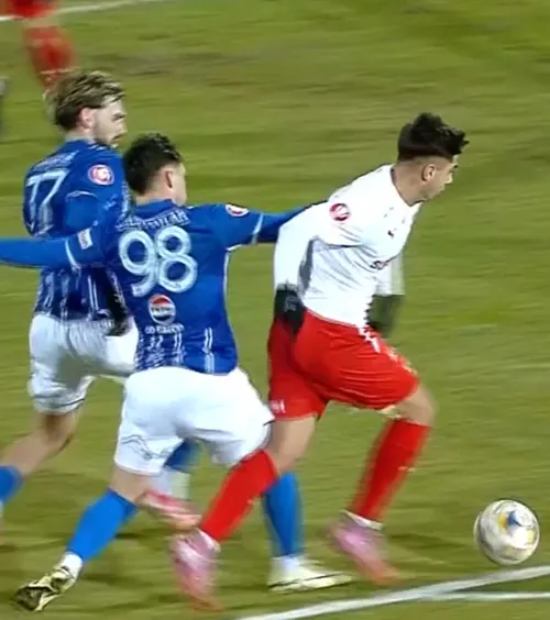 Fază controversată în Farul - Dinamo     FOTO.     Alexandru Musi  a primit cartonaș galben la o fază la care a cerut penalty 
