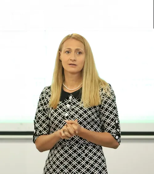 „Potec ia trei salarii plus renta”   Un fost vicecampion european o acuză   că și-a mărit salariul.   Campioana olimpică: „Nu știu exact cât iau”