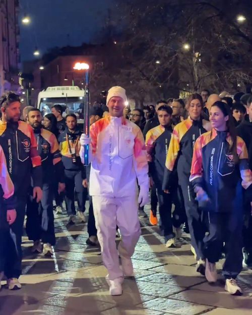 Imagini pentru istorie!    VIDEO  Cristi Chivu a preluat    torța olimpică:  ce i s-a strigat din public