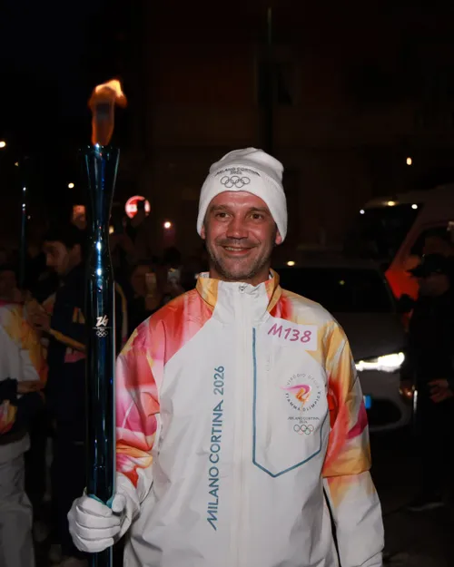 Imagini pentru istorie!    VIDEO  Cristi Chivu a preluat    torța olimpică:  ce i s-a strigat din public