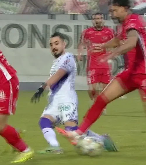 Putea să-i rupă piciorul!    FOTO.  Eliminat după ce   și-a călcat adversarul pe gleznă  » Colțescu, salvat de VAR: lăsase jocul să continue!