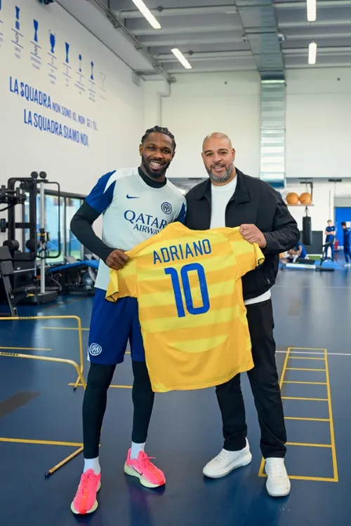 Cristian Chivu, vizitat de Adriano la antrenamentul celor de la Inter. Foto: Facebook, @Inter