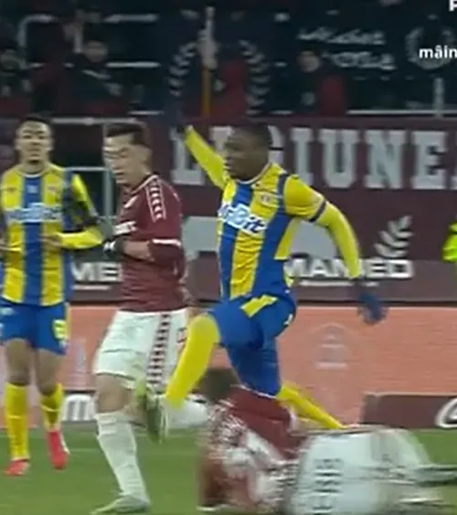 „Ce e, mă, asta?!”  Comentatorilor nu le-a venit să creadă   cum a judecat arbitrul faza din Rapid - Petrolul:  „Decizie de-o bizarerie uluitoare!”
