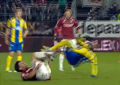 Salceanu - Dongmo. Cartonaș galben pentru rapidist (foto: captură Prima Sport)