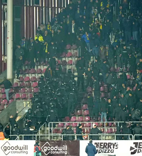 Haos în Giulești  Fanii Petrolului,   incidente și o scenografie înfricoșătoare!  Jandarmeria a intervenit în forță