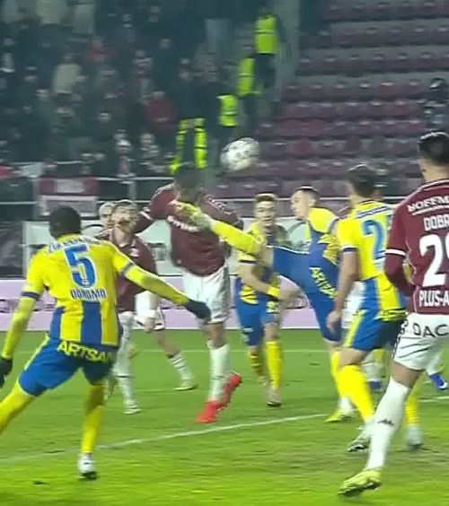 Pașcanu s-a sacrificat pentru gol    FOTO.  Fundașul Rapidului a fost   lovit în față  la reușita cu Petrolul: „Mă bucur că mai am toți dinții în gură”