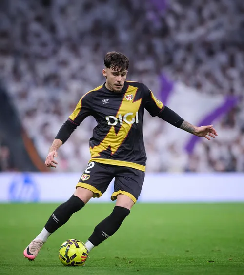 Rațiu și colegii s-au săturat  Jucătorii și antrenorii lui Rayo s-au răzvrătit împotriva conducerii.   N-au apă caldă la dușuri!  » La Liga a reacționat