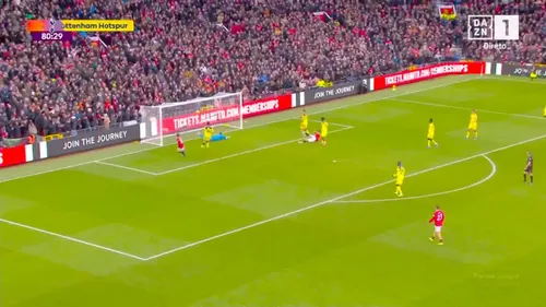 Radu Drăgușin, greșeală la golul marcat de Manchester United. Foto: Captură, @DAZN